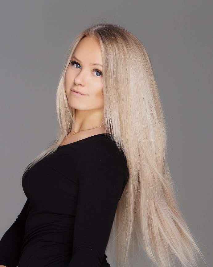 Modell med langt, lyst blondt hår med keratin extensions fra LuxusHair